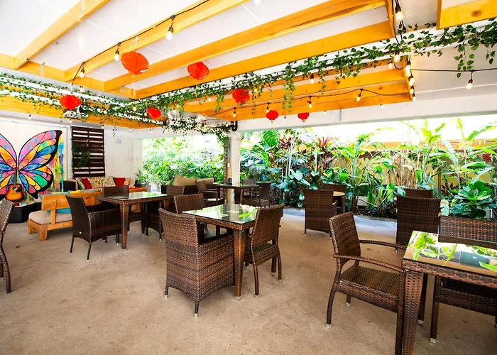 Waikiki Beachside Hostel