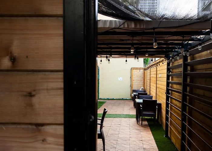 Waikiki Beachside Hostel