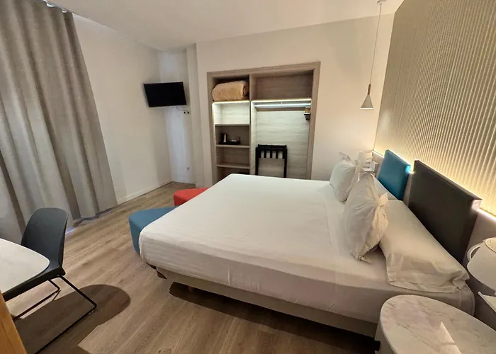 Self Catering: Hotel Mediterraneo Valencia