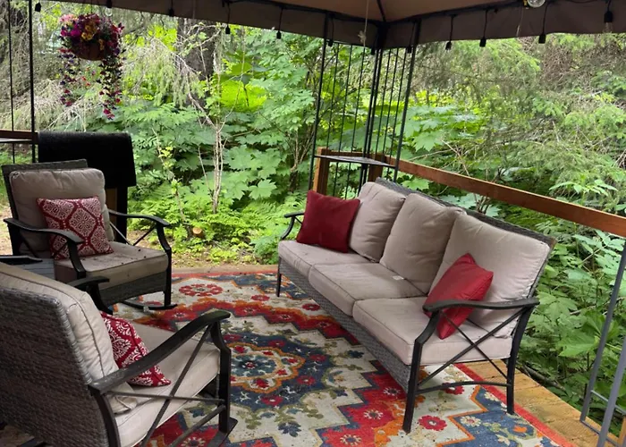 Nauti Otter Inn And Yurt Village