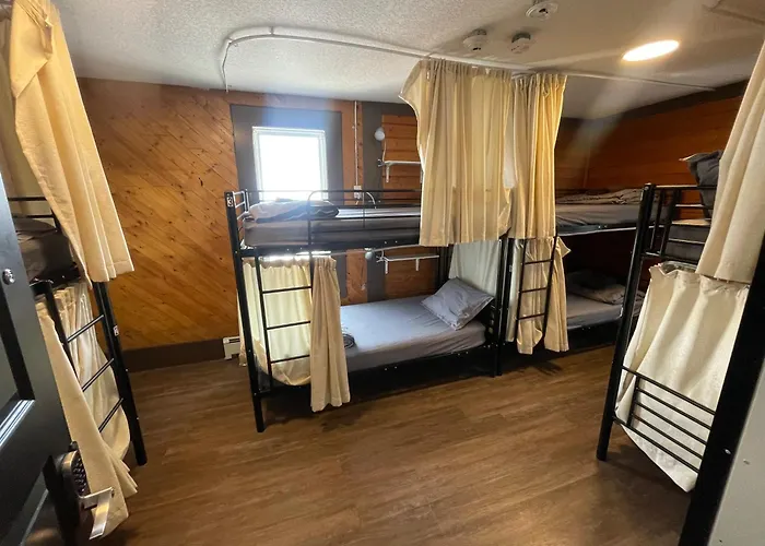 Party Hostel - The Canmore Hotel Hostel