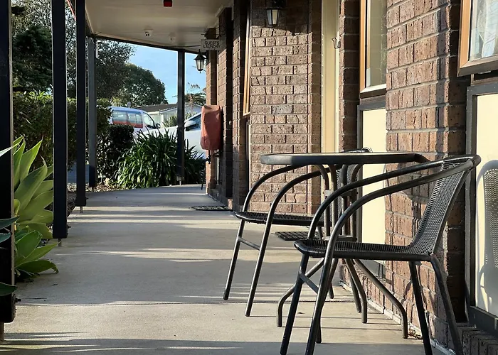 Cheap hotel: Airport Manor Inn