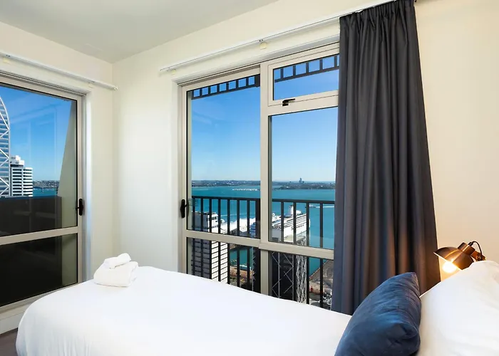 Hotel with pool: Auckland Harbour Suites