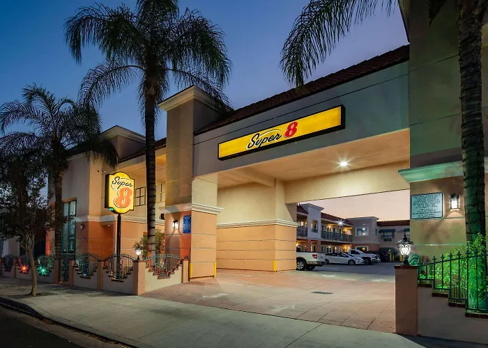 Family Hotel: Super 8 By Wyndham North Hollywood