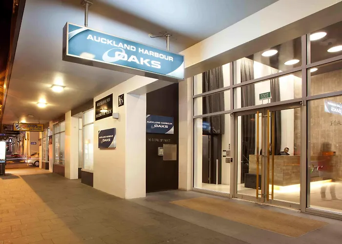 Hotel with pool: Auckland Harbour Suites