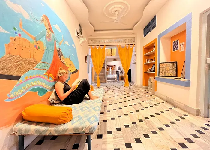 Jaisalmer Hostel Crowd