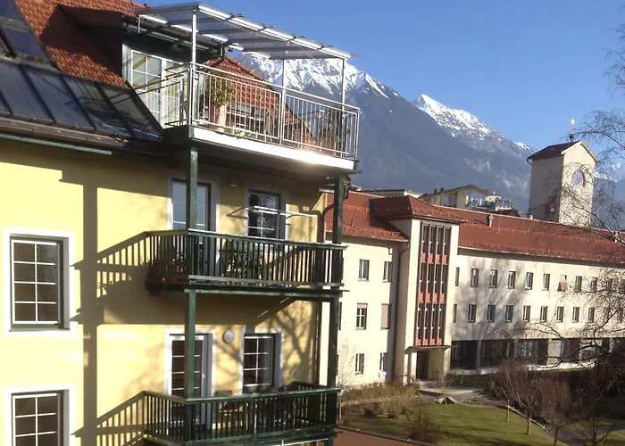 Ferienvermietung: Riedz Apartments Innsbruck- Zentrales Apartmenthaus mit grüner Oase