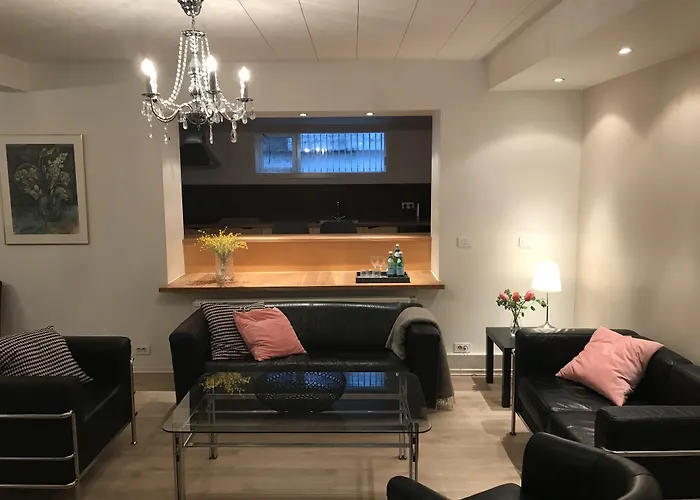 Hotel near College: Theater Row Apartments