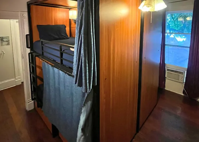 International Travelers House Hostel - Downtown San Diego Little Italy (Adults Only)