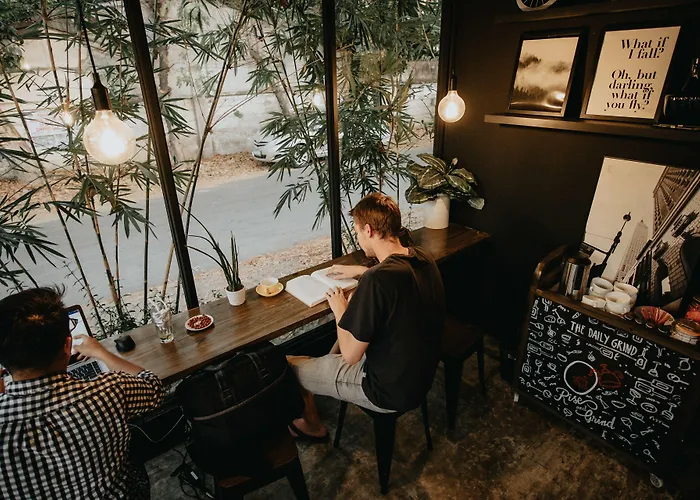 Murals Hostel And Cafe