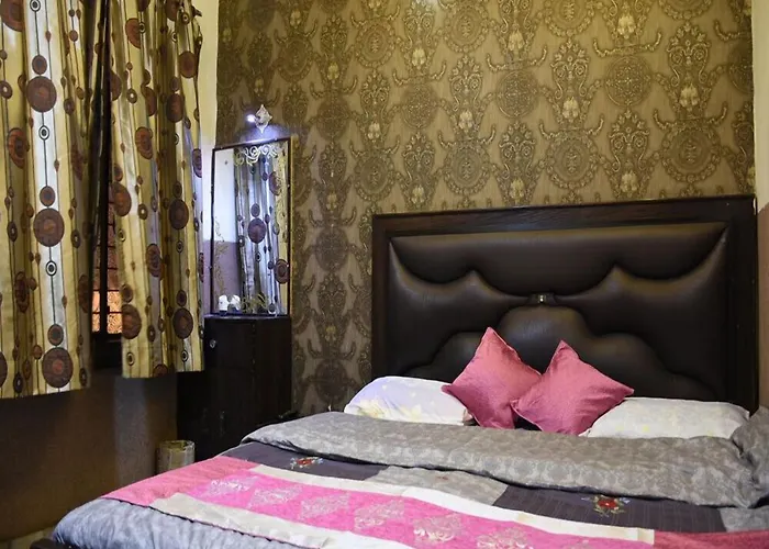 Waterpark hotel: Lucky Restaurant & Guest House Near Taj Mahal