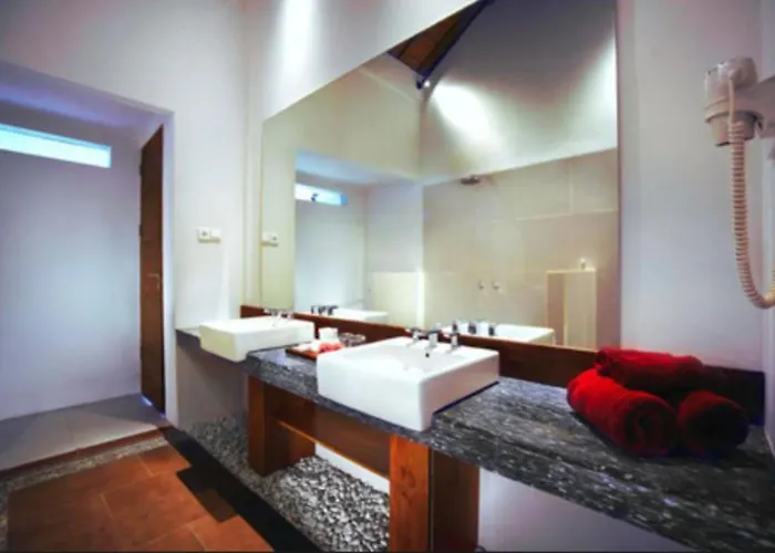 Hotel near College: Aston Sunset Beach Resort - Gili Trawangan