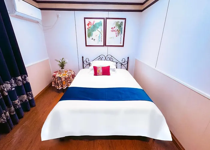 Wenjun Courtyard Hotel Chengdu ,Chinese Ancient Style, English-Speaking Service ,Local Tours, Free Laundry, Free Coffee