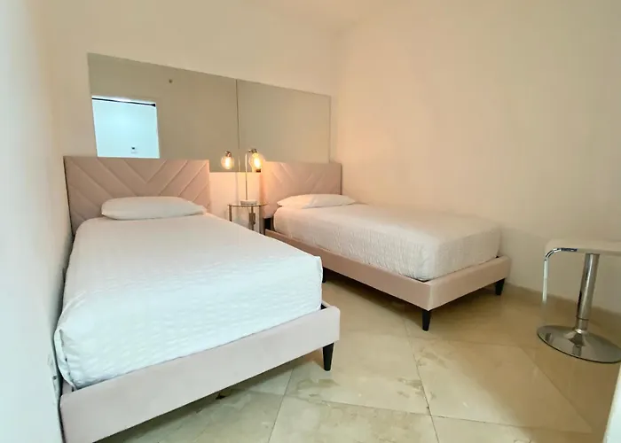 Hotel near College: The King David Condos