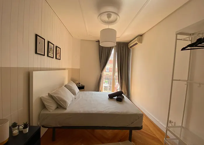 Santa Engracia Street, Private rooms