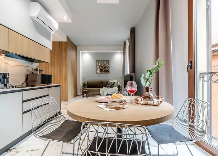 Ugo Bassi Apartments