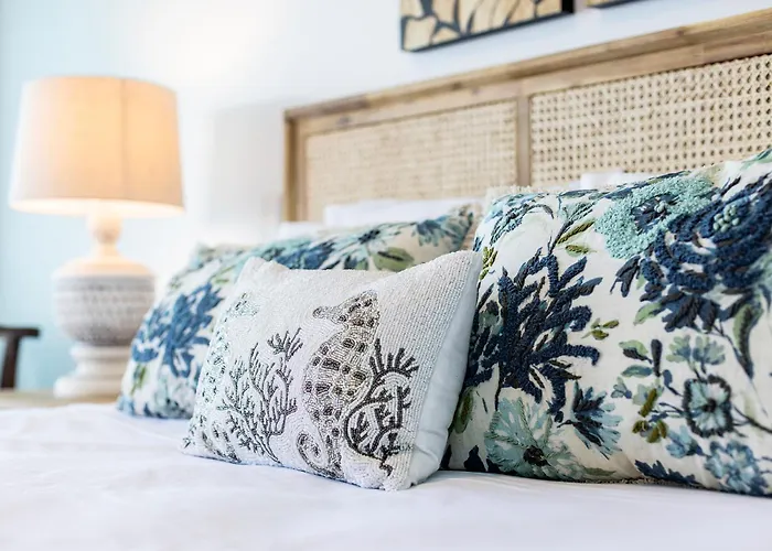 Сity center hotels Peninsula Airlie Beach
