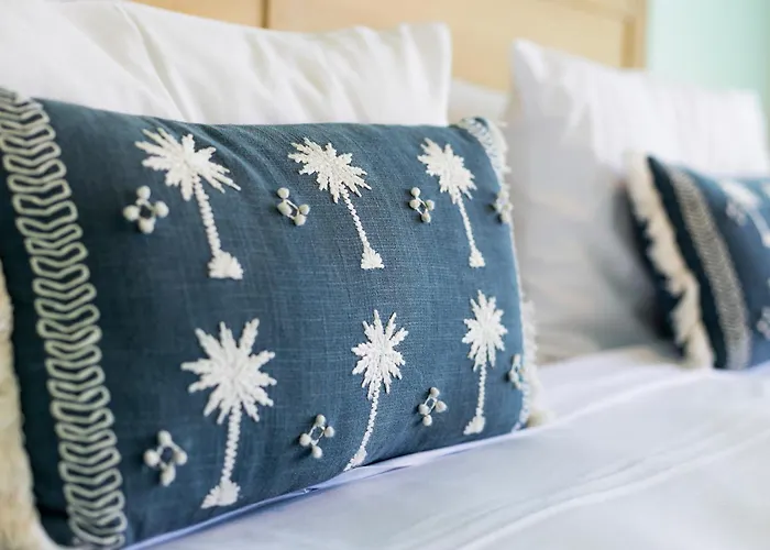 Сity center hotels Peninsula Airlie Beach