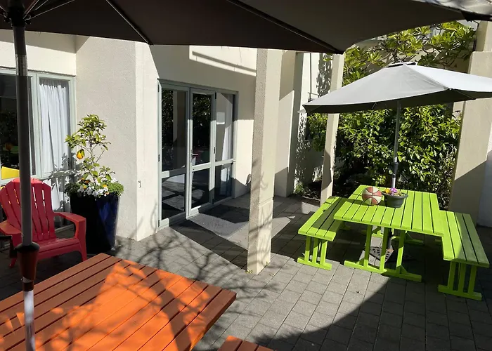 Yha Nelson - Backpackers