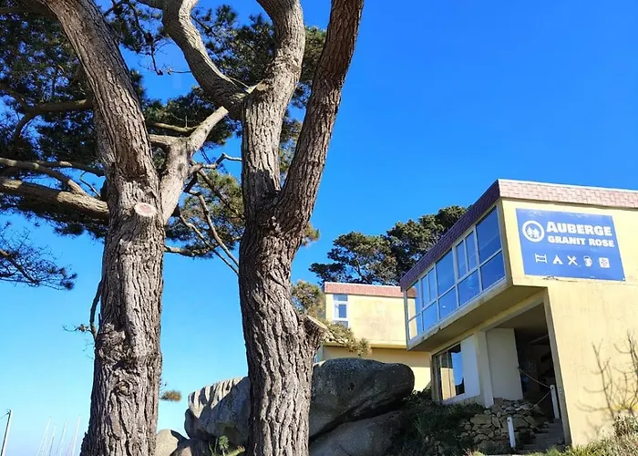 Auberge Granit Rose - Hébergement partagé en Auberge de Jeunesse - Vue sur mer - Dortoir mixte&Camping
