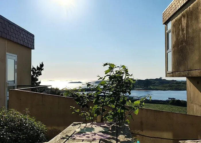 Auberge Granit Rose - Hébergement partagé en Auberge de Jeunesse - Vue sur mer - Dortoir mixte&Camping