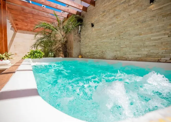 Getaway Room With Shared Jacuzzi In The Center