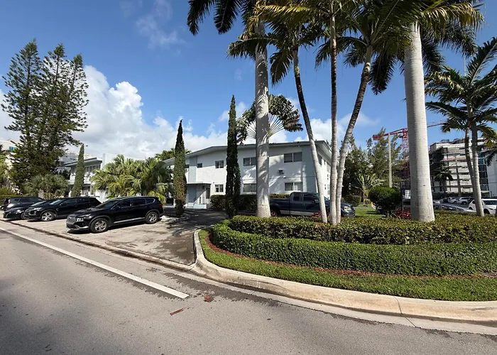 Hotel near College: Bay Harbor Suites