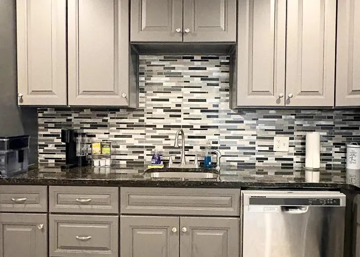 Modern 2 Bedrm Spacious Home-University City-Free Parking!