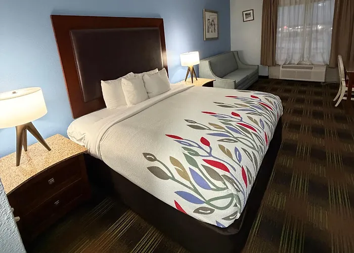 Trident Inn & Suites