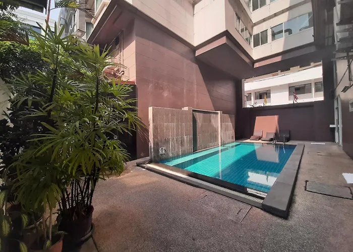 City Plaza Nana Hotel