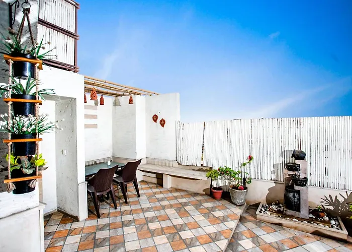 Family Hotel: Smyle Inn - Best Budget Hotel Near New Delhi Train Station