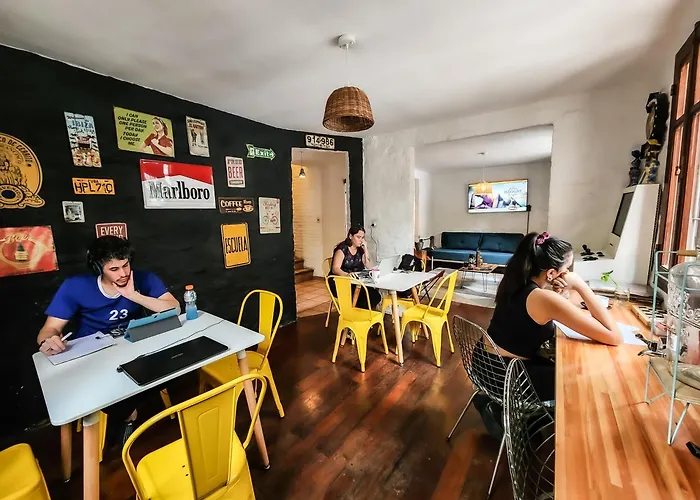 MedioMundo Hostel