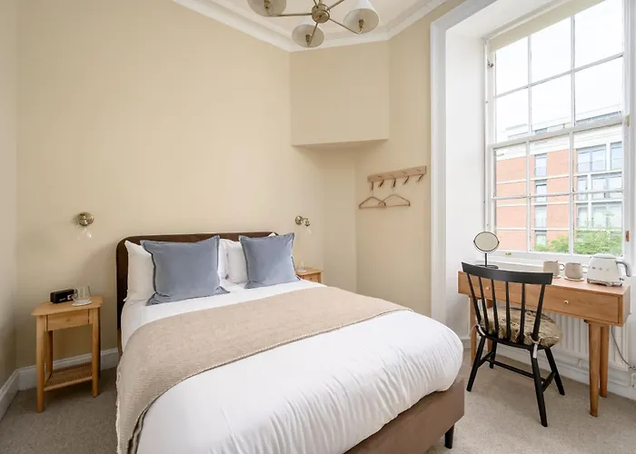 The Kingsview Townhouse - Boutique Hostel