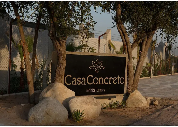 Holidays home Casa Concreto- 5-Bedroom Luxury With All Weather Pool