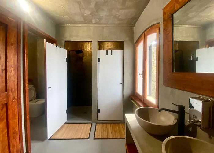 Shangri-La Travellers' Hostel