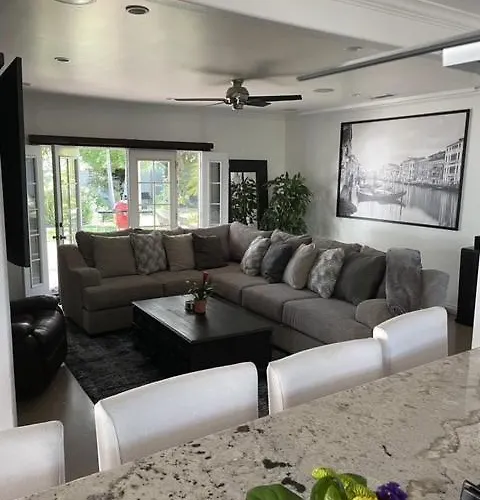 Adorable Room In The House With Peacefull Backyard