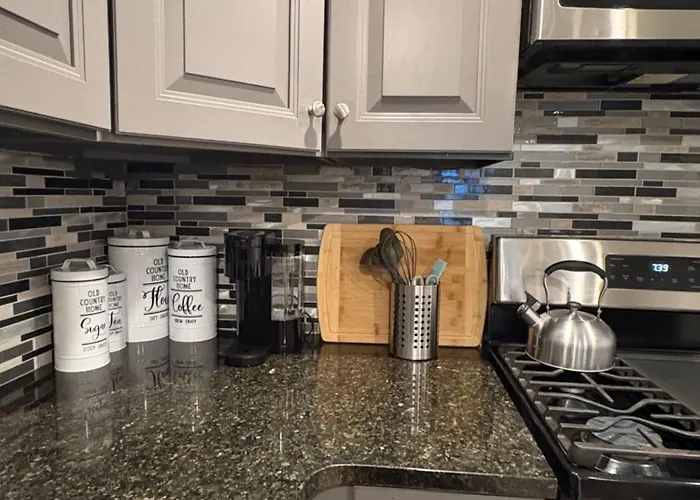 Modern 2 Bedrm Spacious Home-University City-Free Parking!