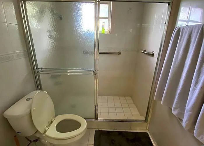 Private Cubicle - Single Bed - Mixed Shared Dorm - Miami Airport