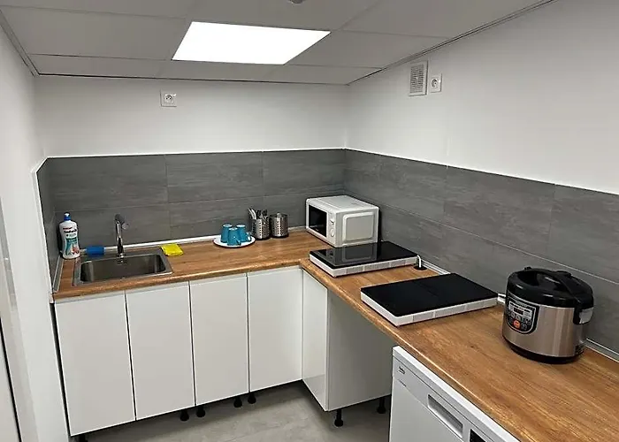 Yellow Hostel - Free Breakfast - The Best Service In Katowice - Free Parking