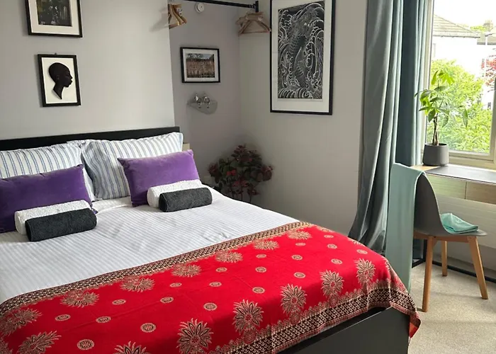 Modern Double Bedroom In City Apartment Room 1
