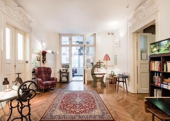 Baroque Hostel & Coworking