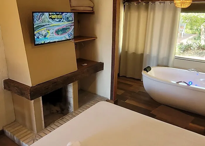Pousada Capitão Cook, a 200 m do centro, amplo estacionamento, linda vista