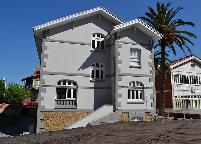 Alamar Salinas House