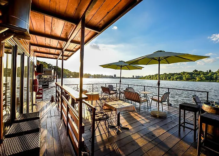 San Art Floating Hostel & Apartments