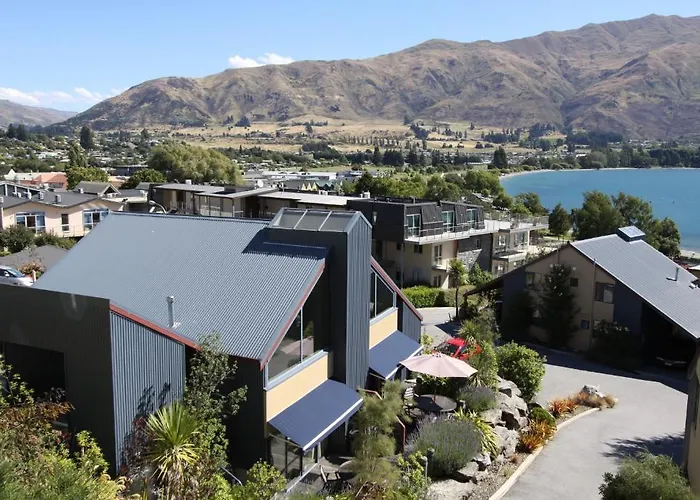 Beach hotel: The Moorings Motel And Apartments