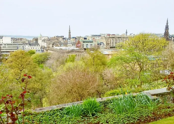 Ramsay Gardens - Grand 4-Bedroom Apartment Next To Castle