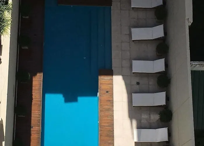 Hotel with pool: Espacia Suites