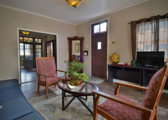 Pista Q Hostel And Apartments