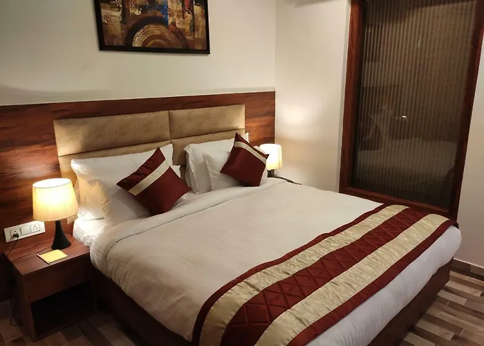Red Crown Hotel