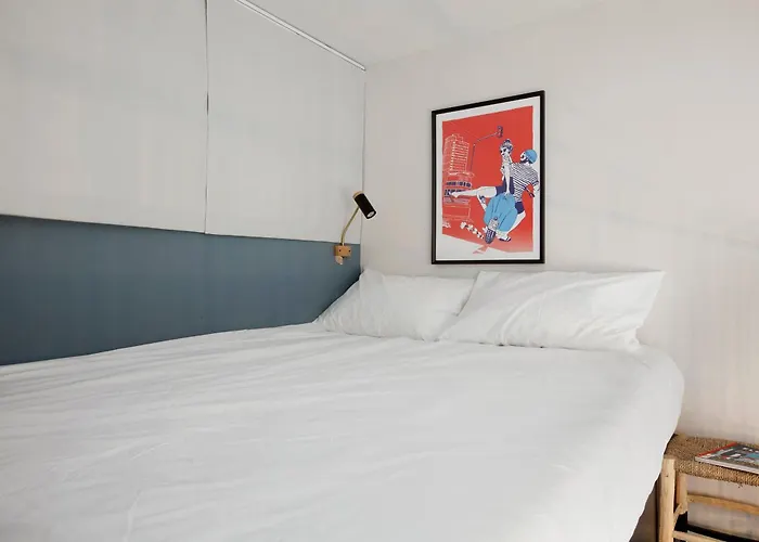 Hotel near College: The Spot Hostel